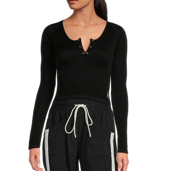 NWT Fp Movement Long Sleeve Knit Henley Crop Tom Womens Medium - Picture 1 of 5